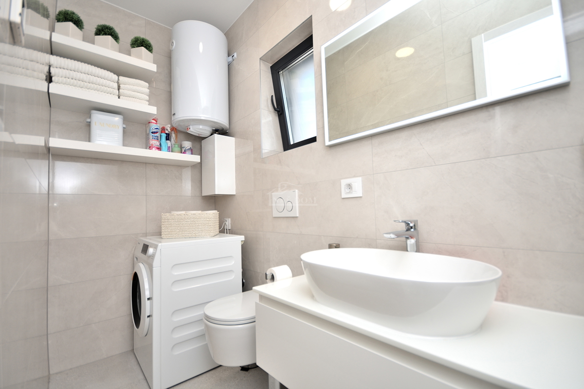 Vodice - stanovanje s dvema spalnicama 300 m od plaže