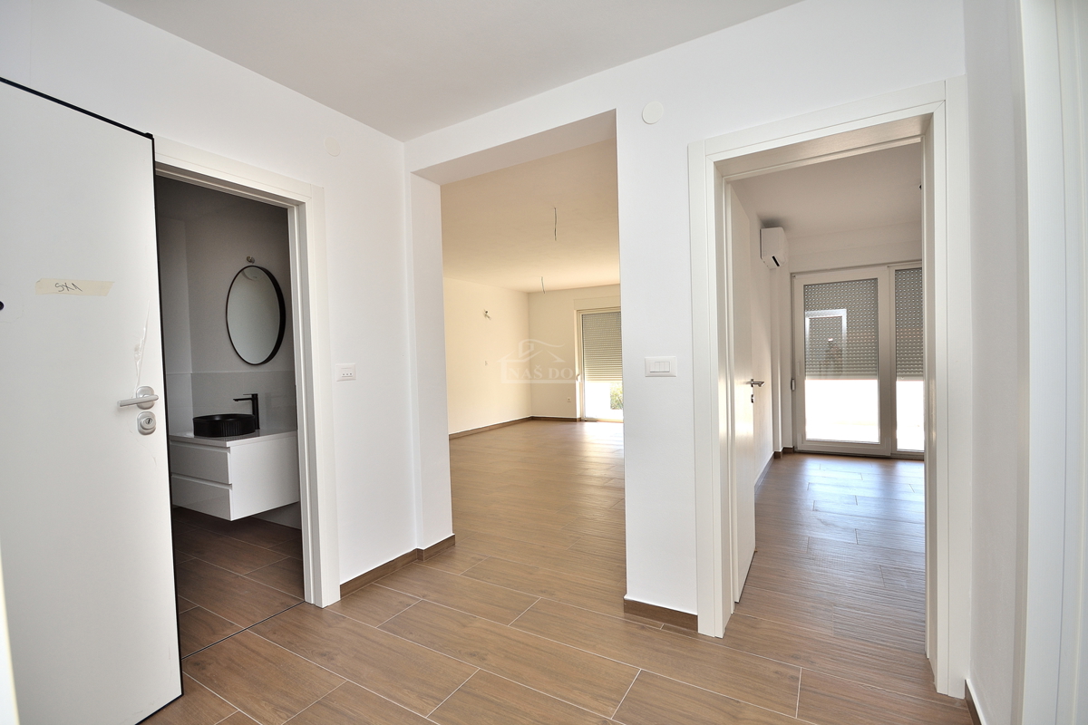 Vodice, stanovanje z vrtom in pogledom na morje