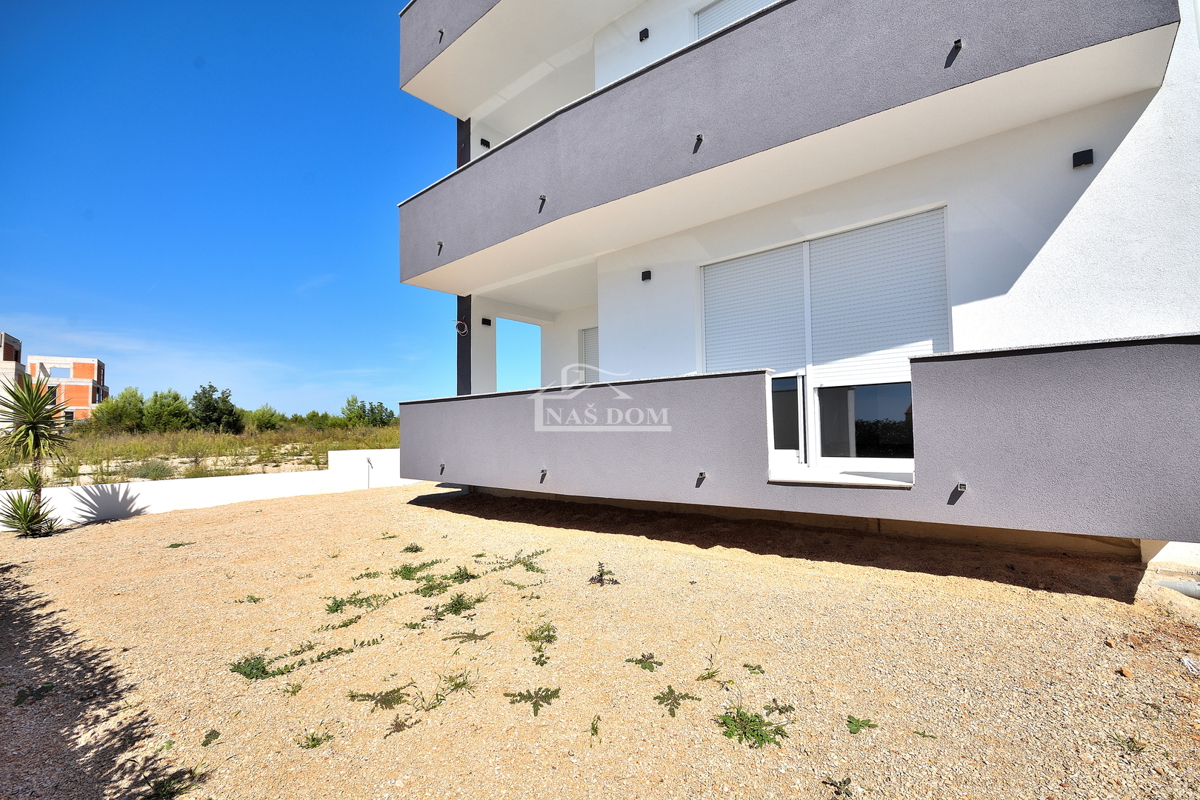 Vodice, stanovanje z vrtom in pogledom na morje