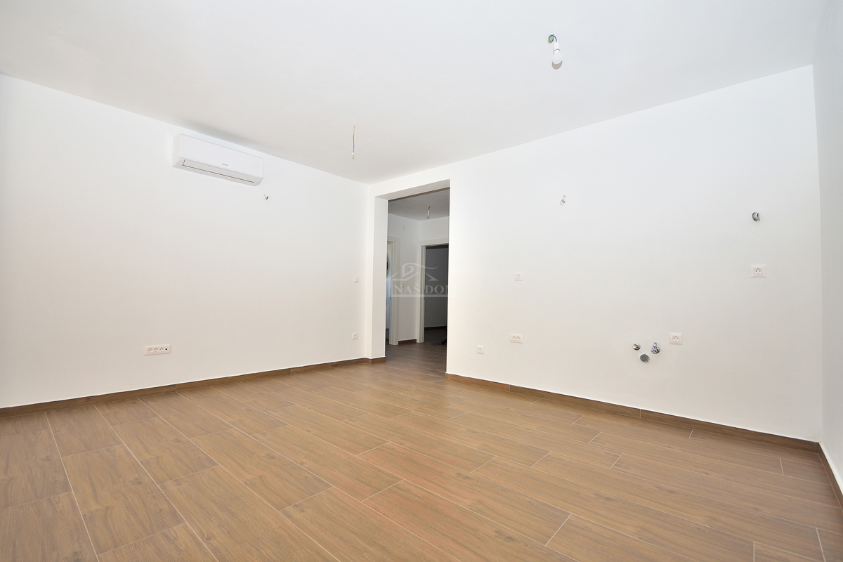 Vodice, stanovanje z vrtom in pogledom na morje