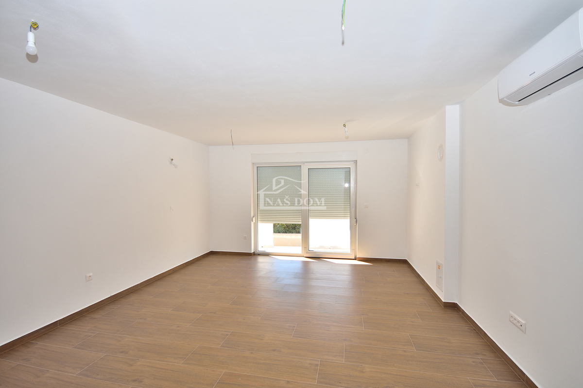 Vodice, stanovanje z vrtom in pogledom na morje