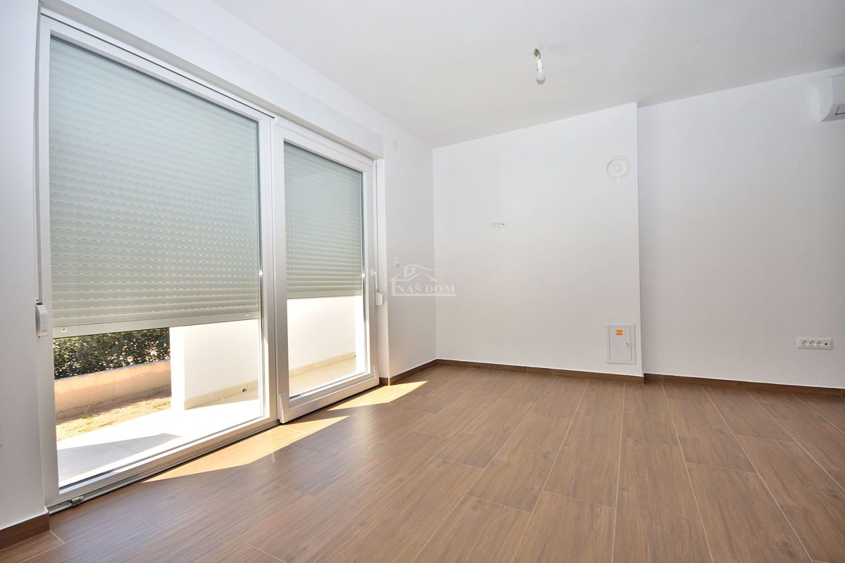 Vodice, stanovanje z vrtom in pogledom na morje