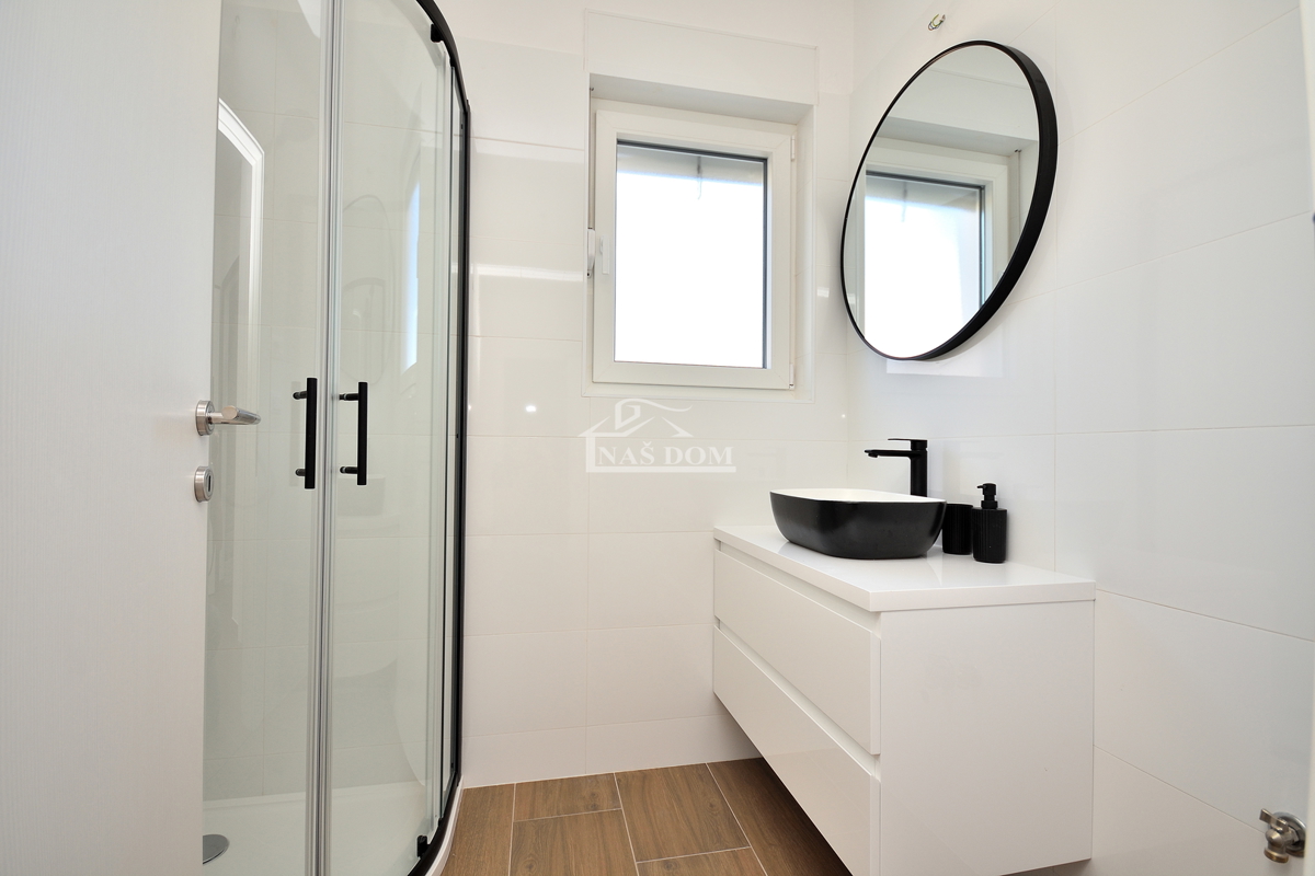 Vodice, stanovanje z vrtom in pogledom na morje