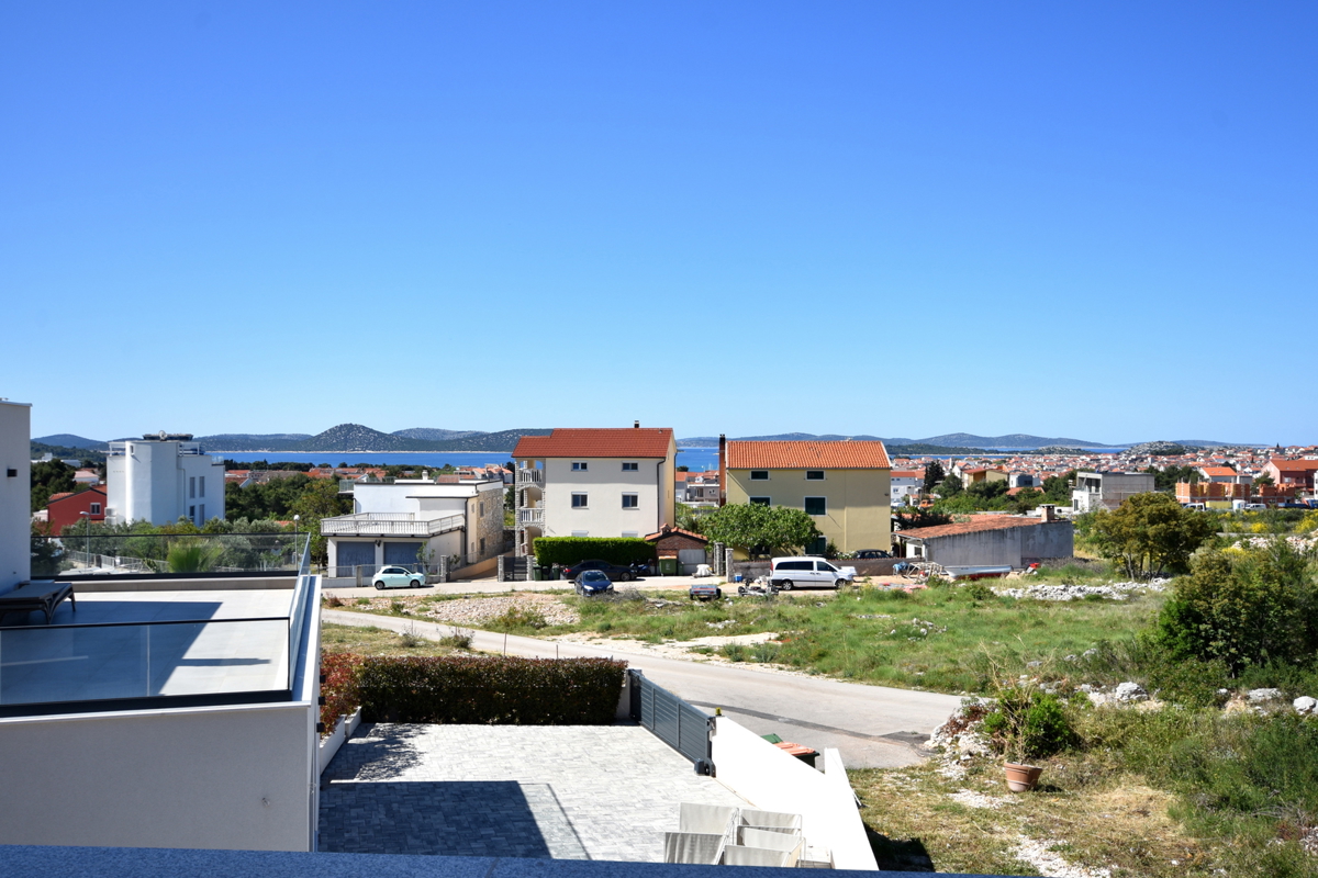 Vodice, stanovanje z vrtom in pogledom na morje