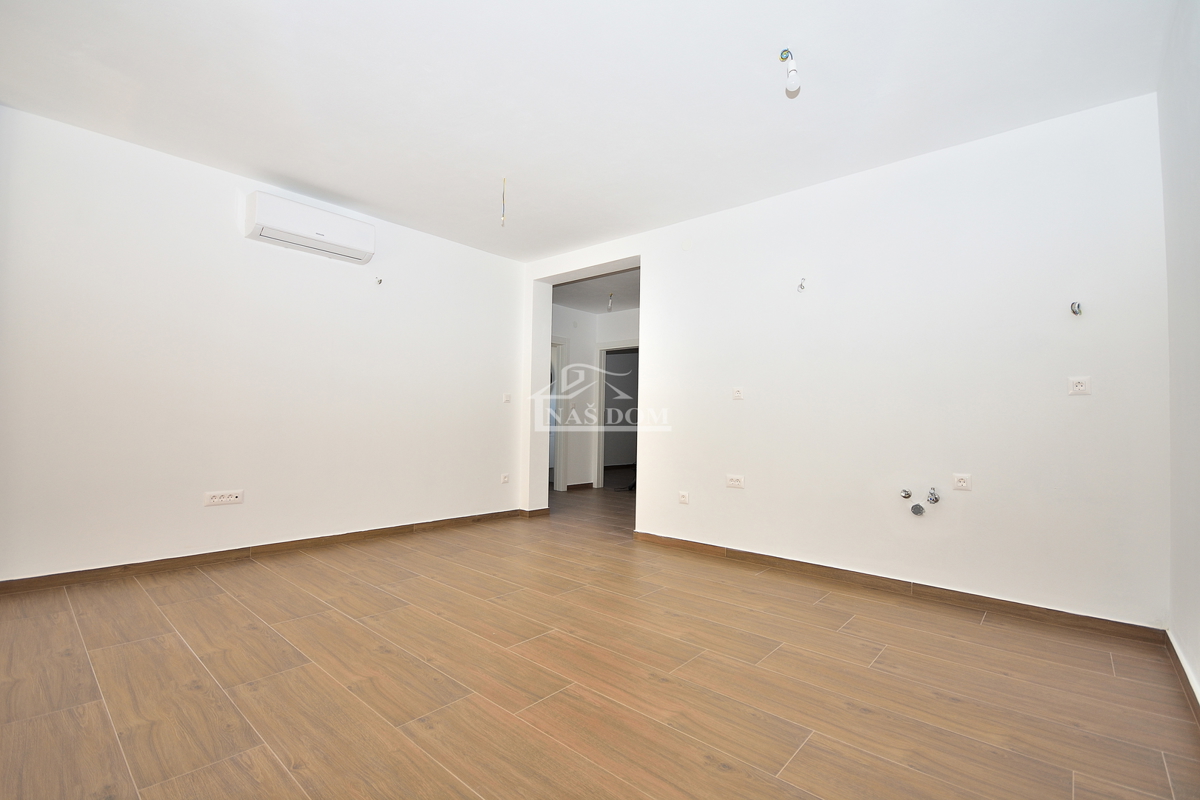 Vodice, stanovanje z vrtom in pogledom na morje