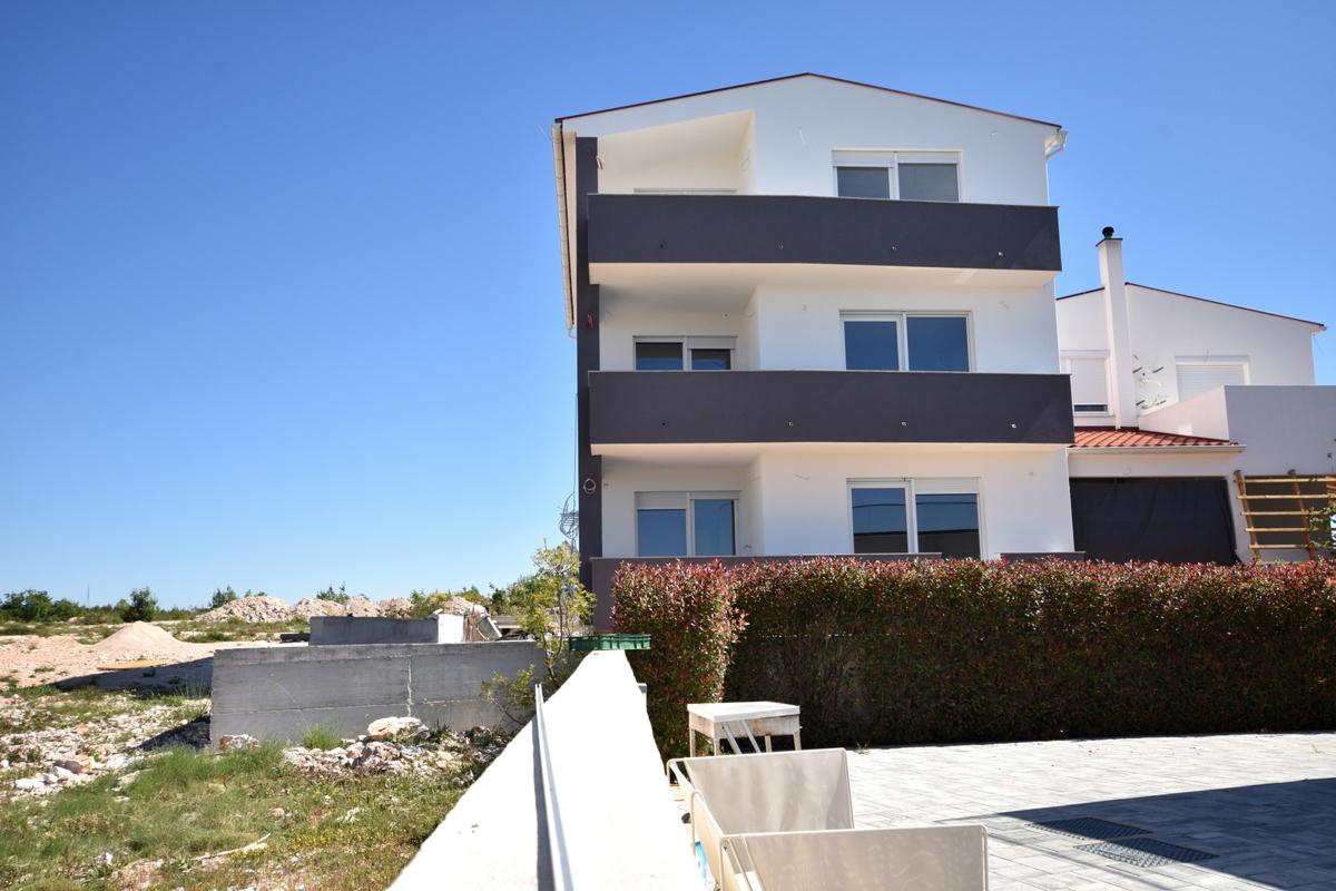 Vodice, stanovanje z vrtom in pogledom na morje