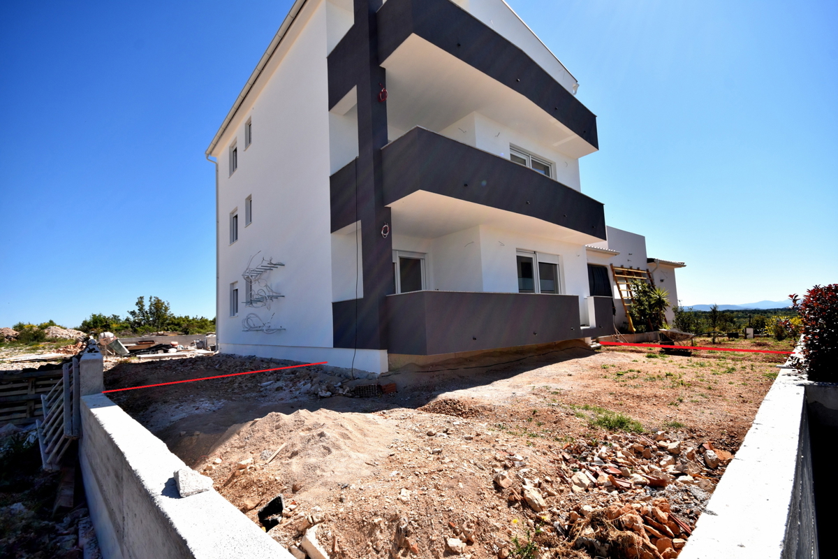 Vodice, stanovanje z vrtom in pogledom na morje