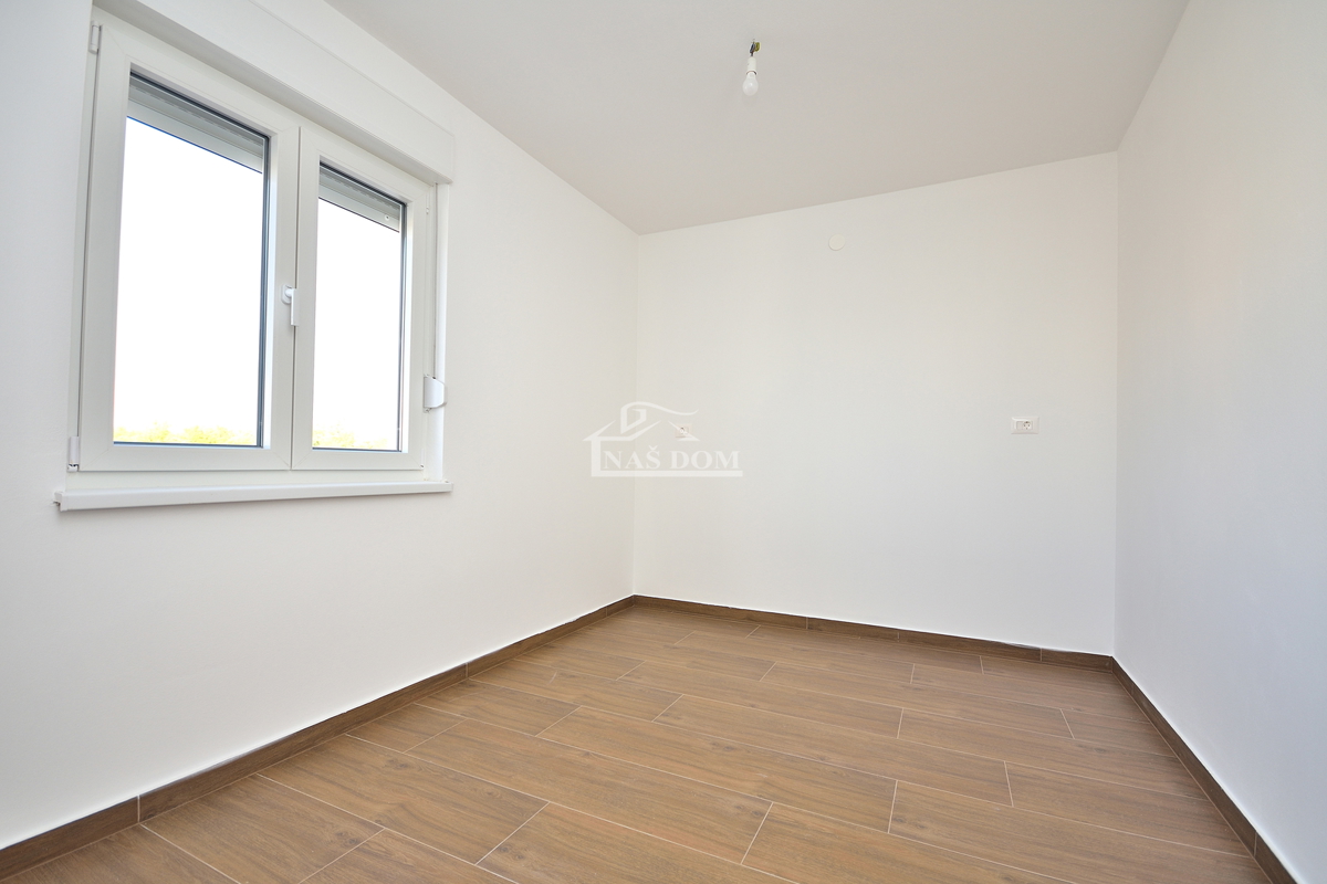 Vodice, stanovanje z vrtom in pogledom na morje