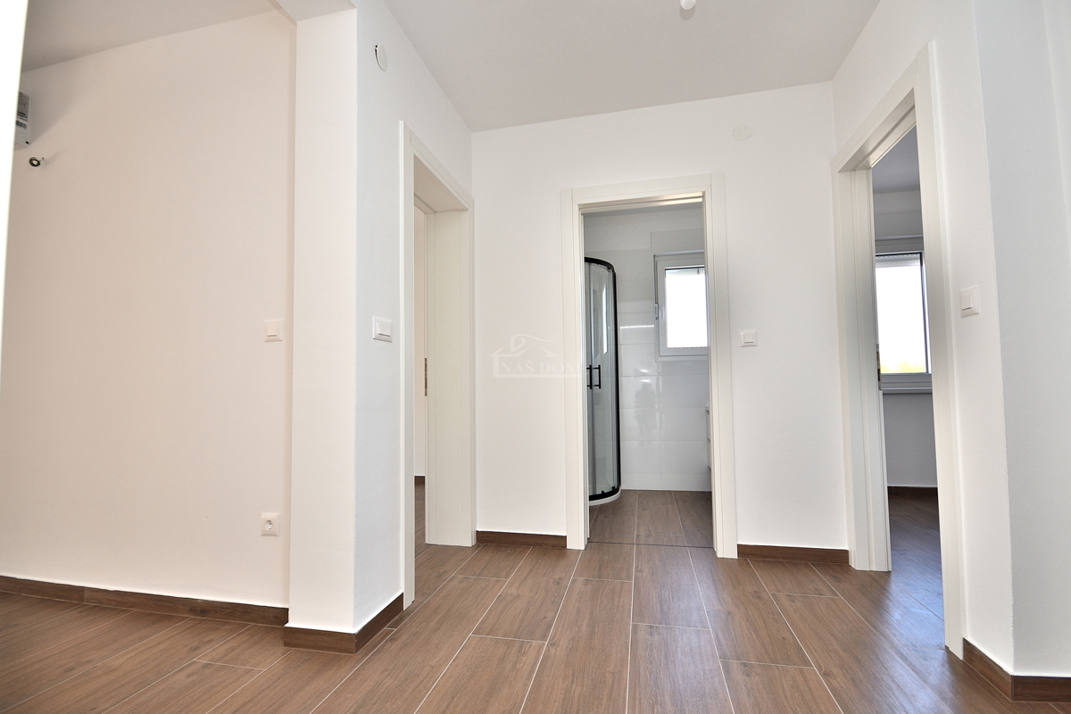 Vodice, stanovanje z vrtom in pogledom na morje