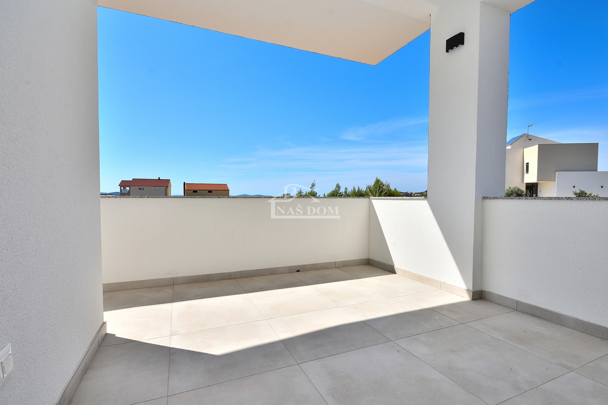 Vodice, stanovanje z vrtom in pogledom na morje