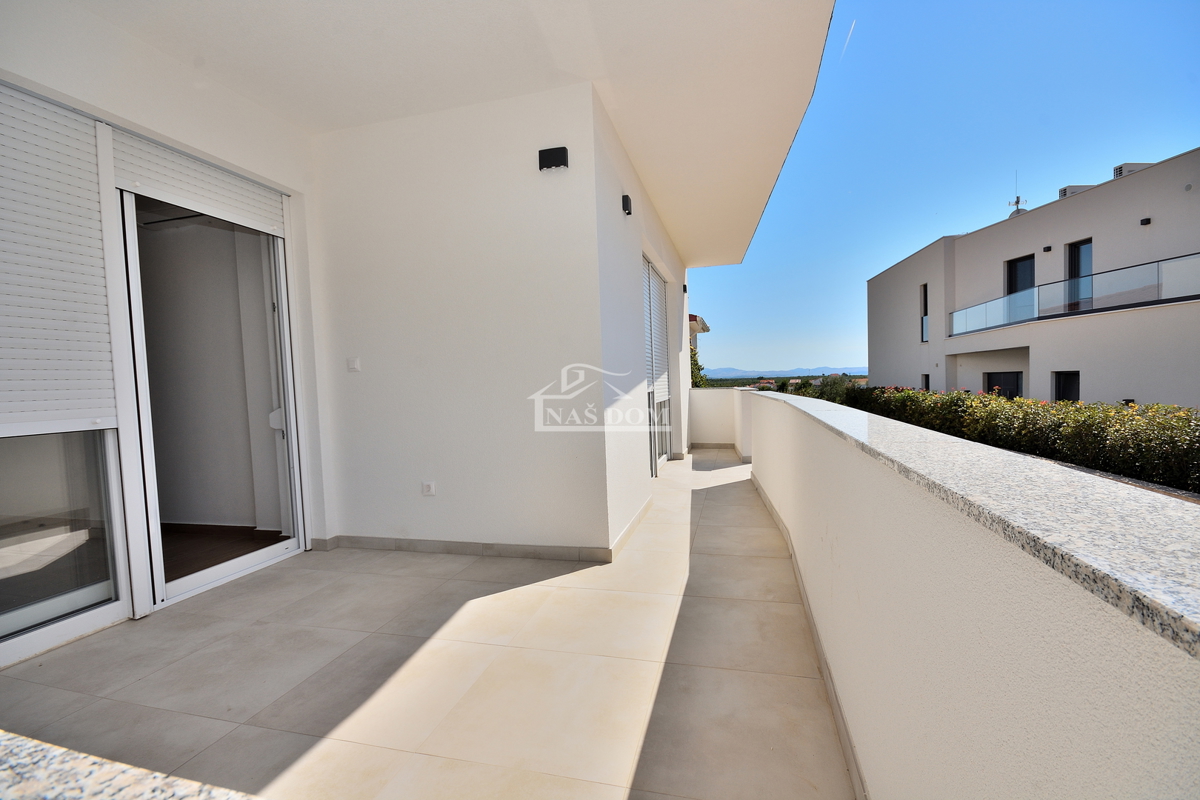 Vodice, stanovanje z vrtom in pogledom na morje