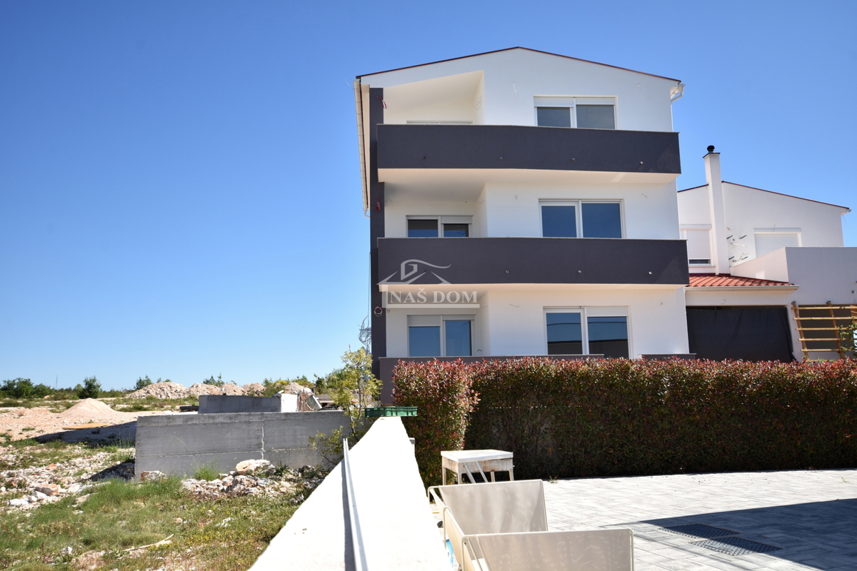 Vodice, stanovanje z vrtom in pogledom na morje