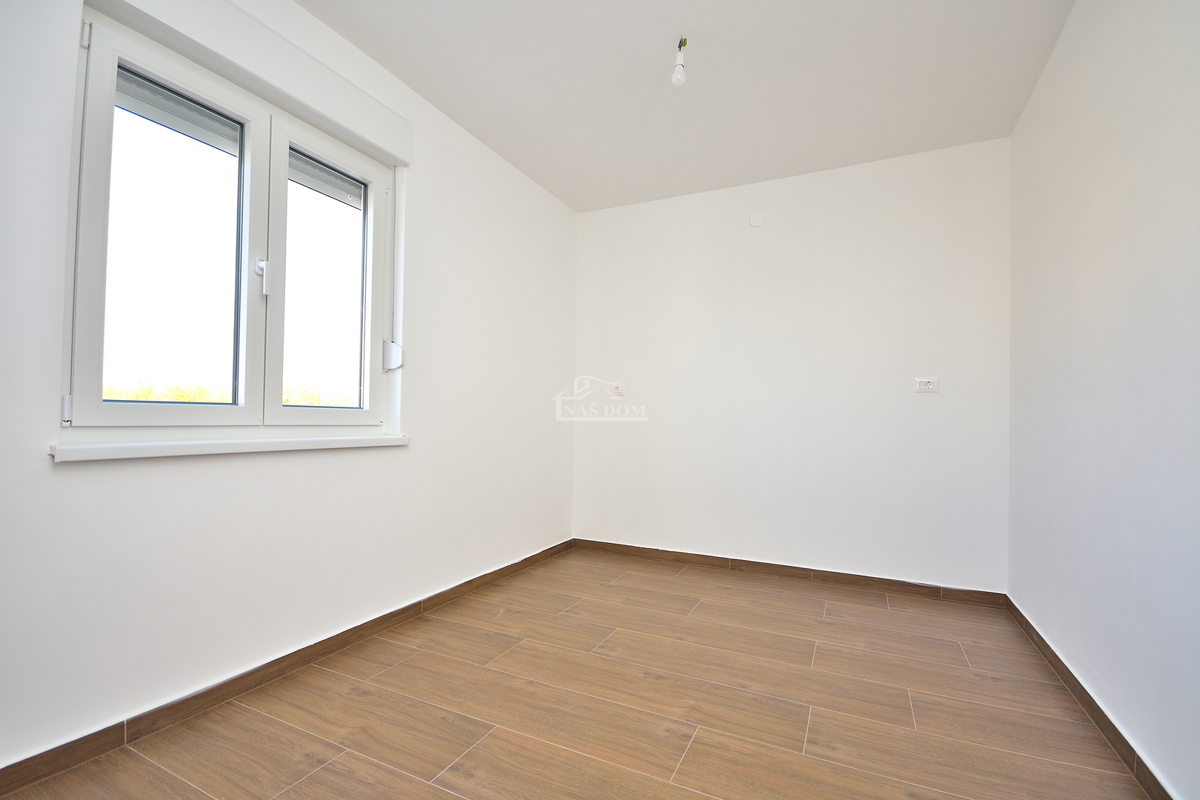 Vodice, stanovanje z vrtom in pogledom na morje