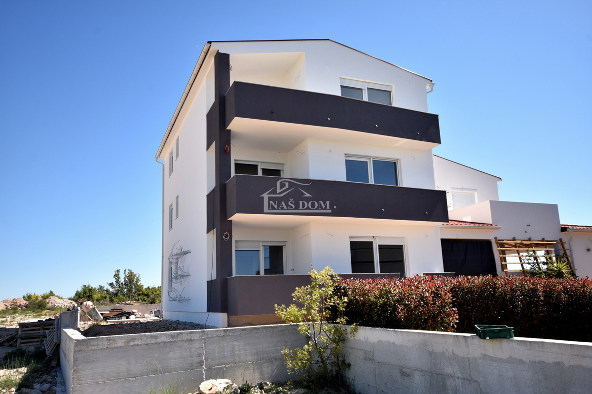 Vodice, stanovanje z vrtom in pogledom na morje