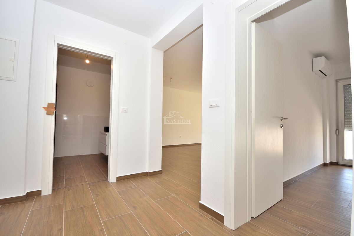 Vodice, stanovanje z vrtom in pogledom na morje