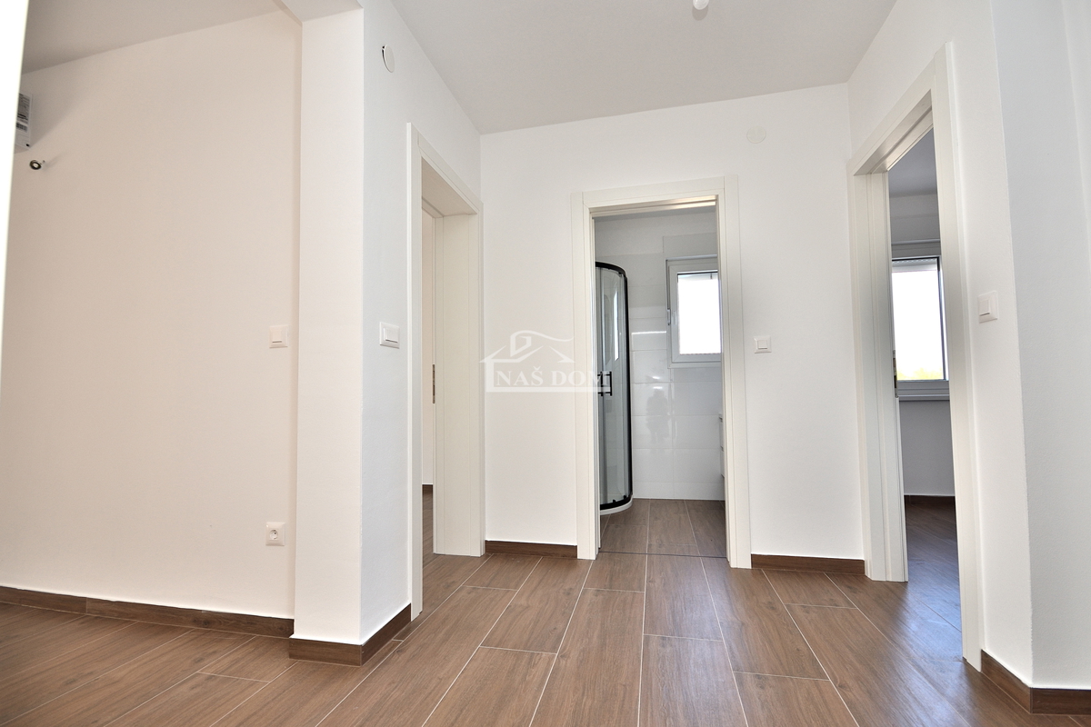 Vodice, stanovanje z vrtom in pogledom na morje