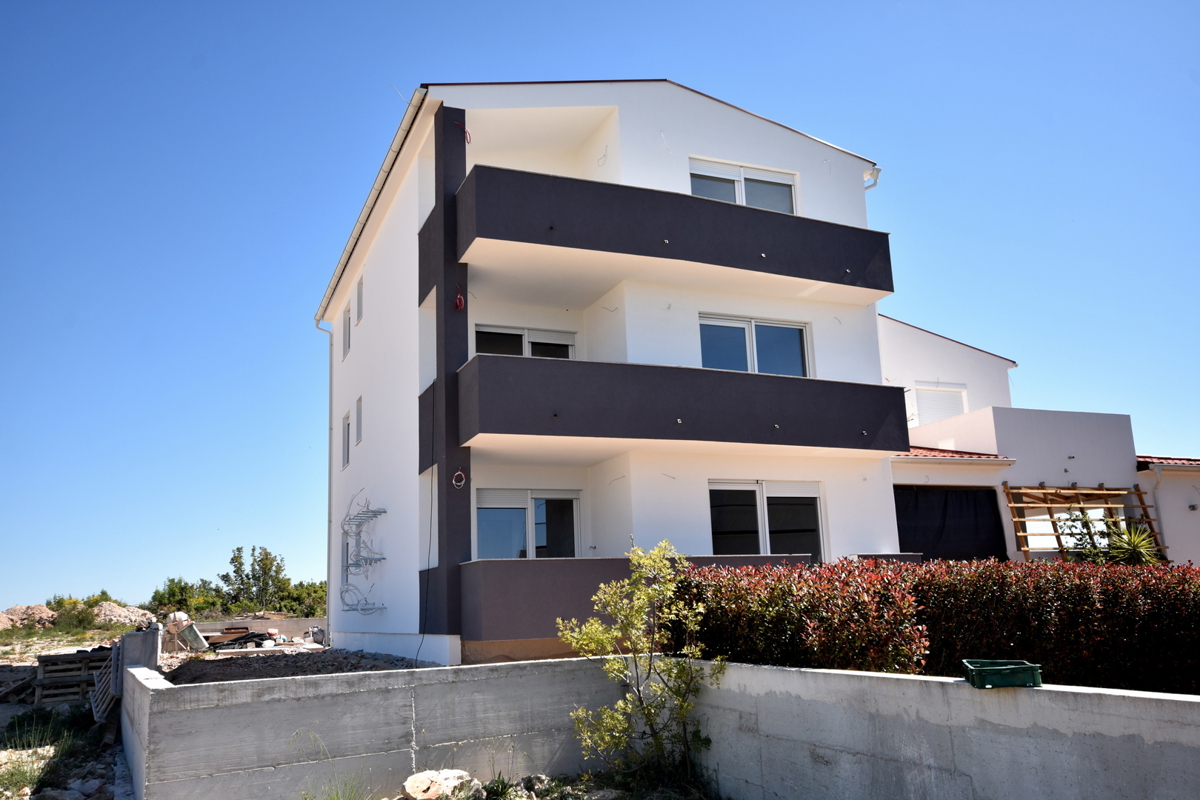 Vodice, stanovanje z vrtom in pogledom na morje
