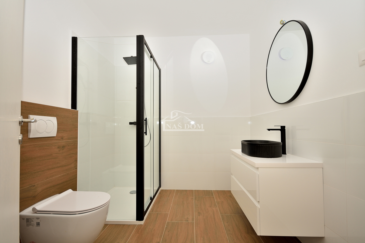 Vodice, stanovanje z vrtom in pogledom na morje