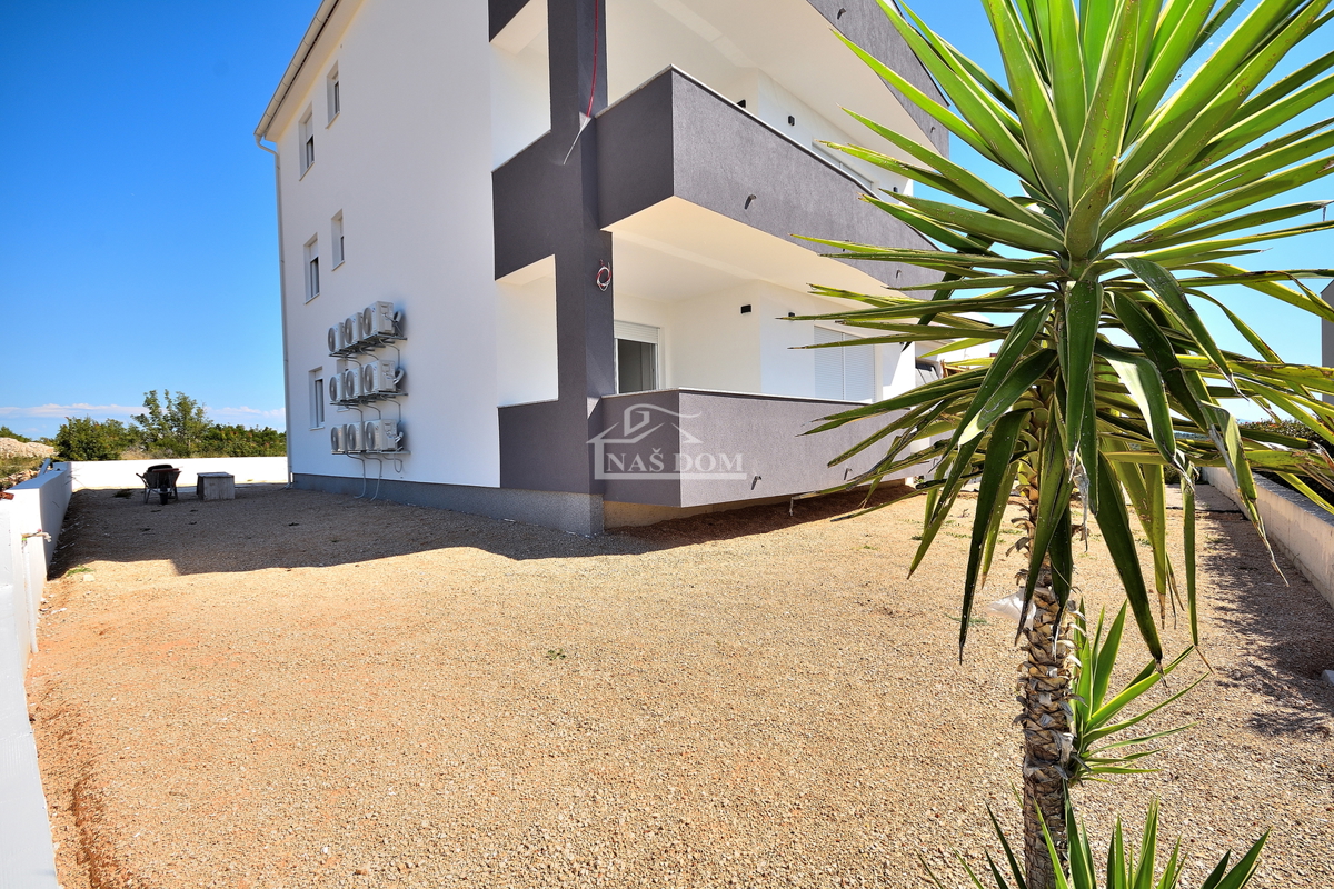 Vodice, stanovanje z vrtom in pogledom na morje