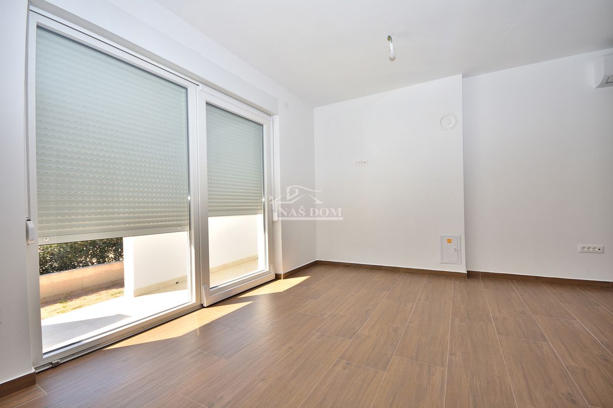 Vodice, stanovanje z vrtom in pogledom na morje