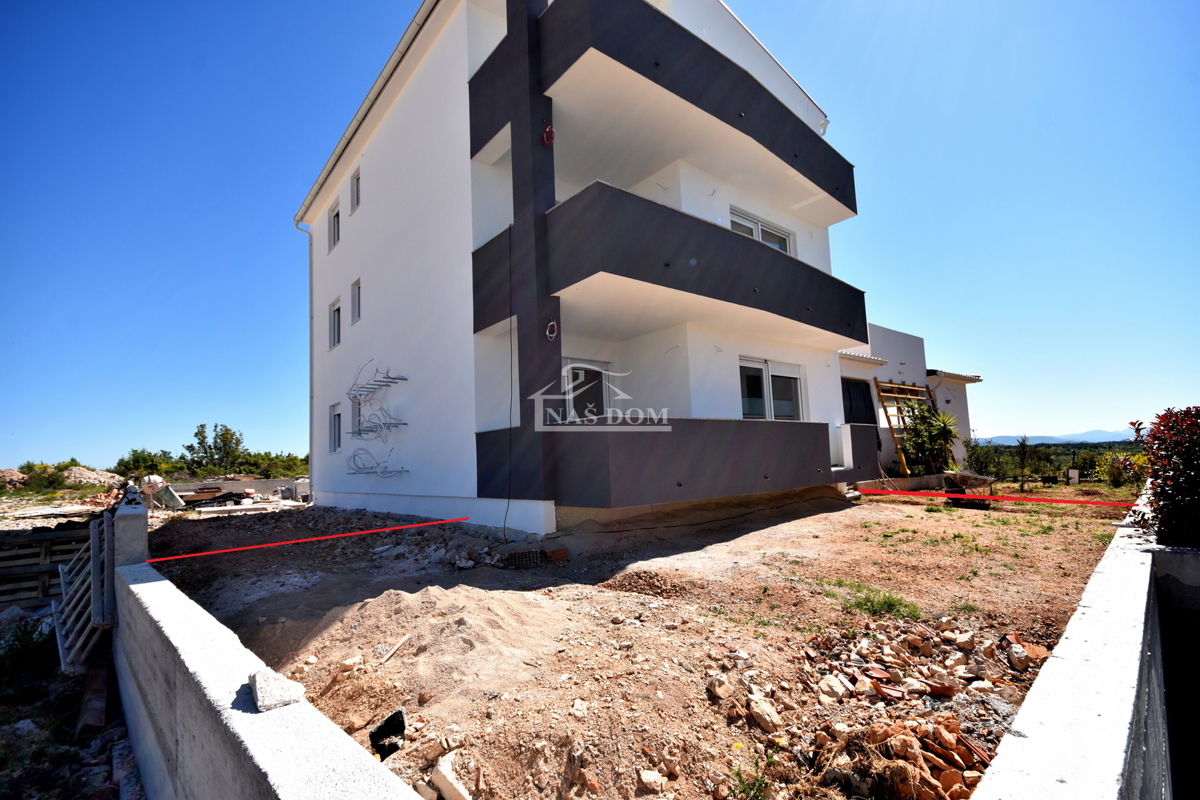 Vodice, stanovanje z vrtom in pogledom na morje