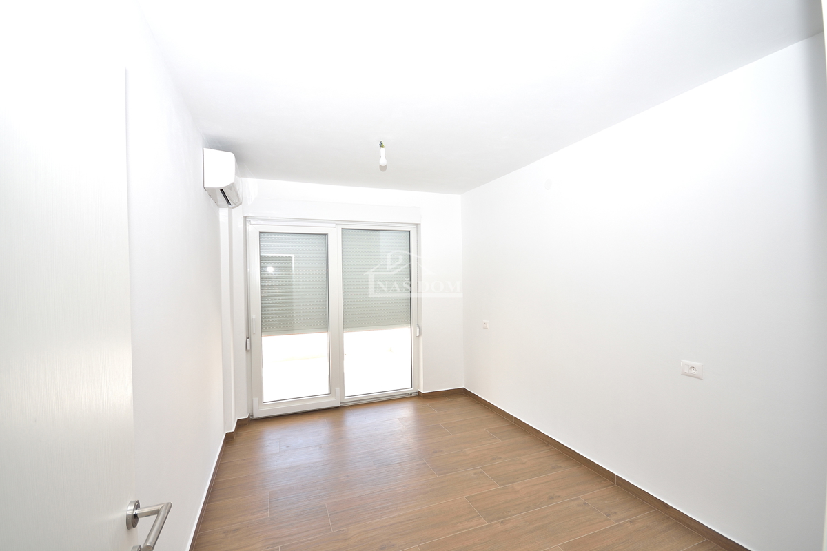 Vodice, stanovanje z vrtom in pogledom na morje