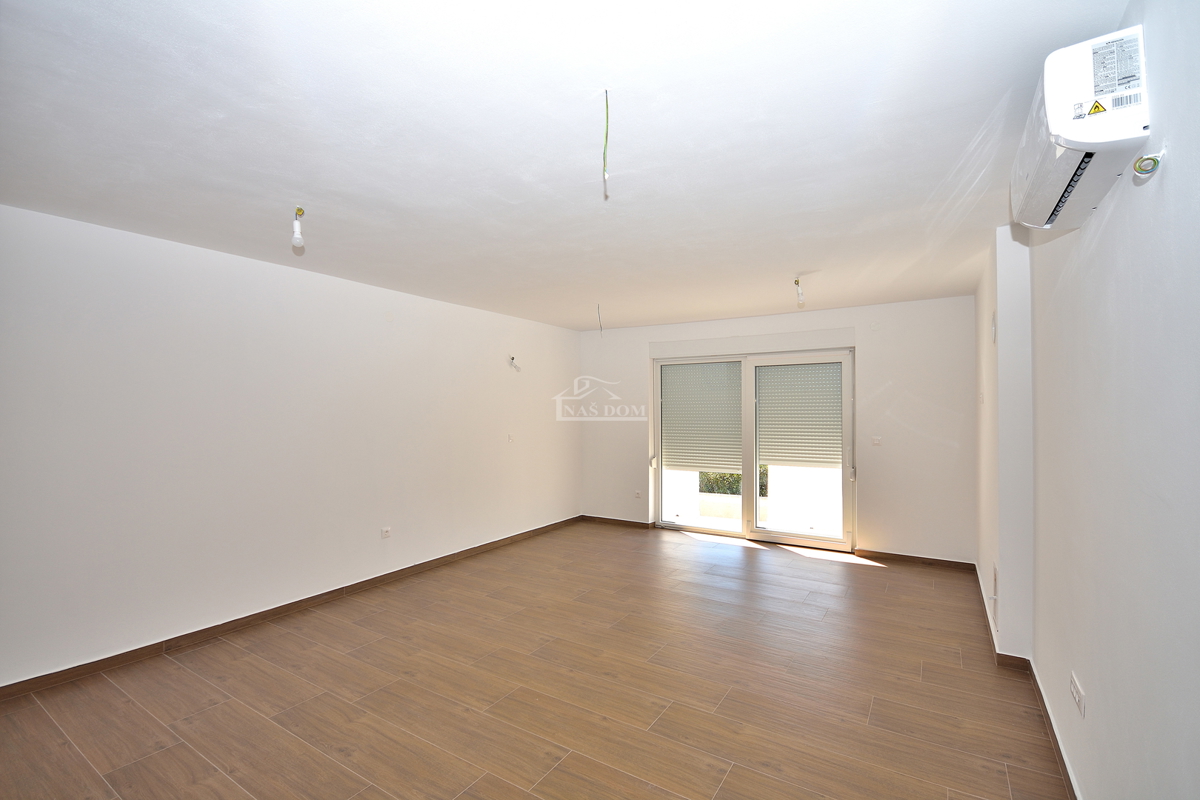 Vodice, stanovanje z vrtom in pogledom na morje