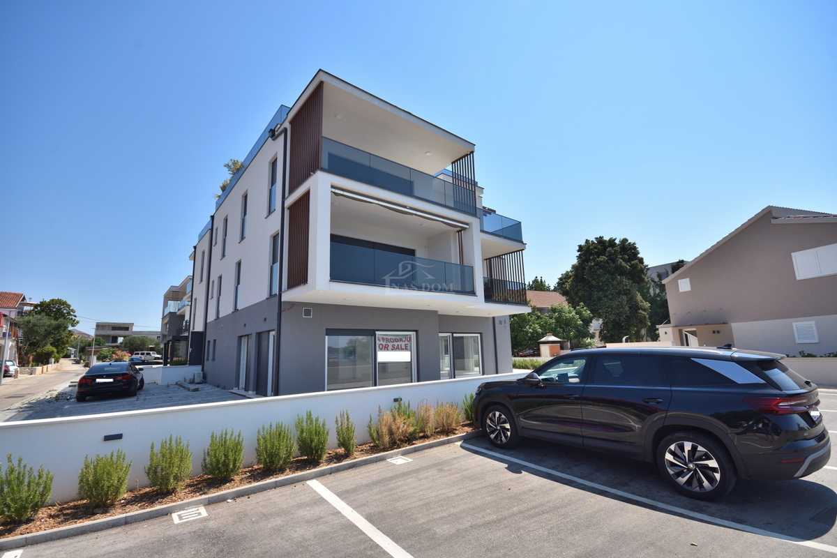 Srima - Poslovni prostor PP2, prvi vrsto ob morju