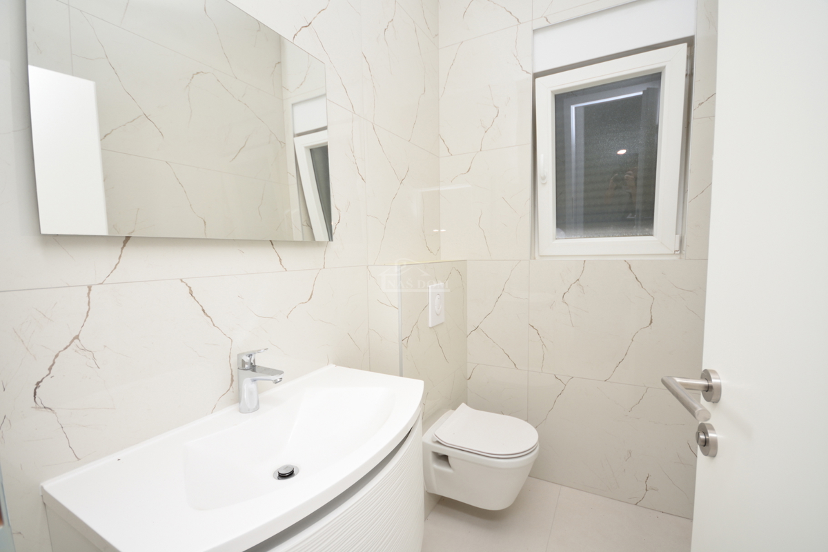 Srima - Poslovni prostor PP2, prvi vrsto ob morju