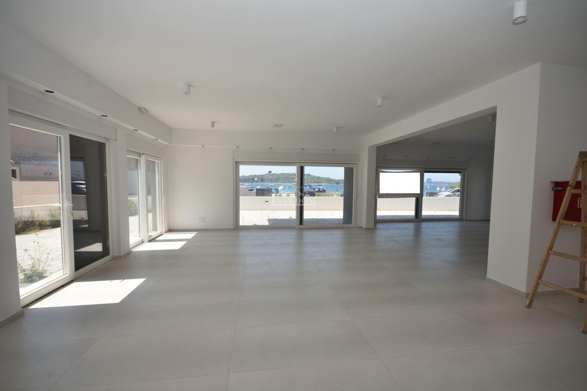 Srima - Poslovni prostor PP2, prvi vrsto ob morju