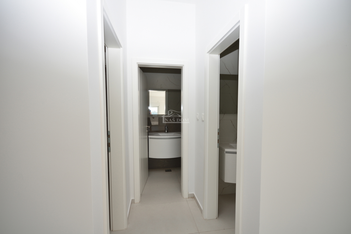 Srima - Poslovni prostor PP2, prvi vrsto ob morju