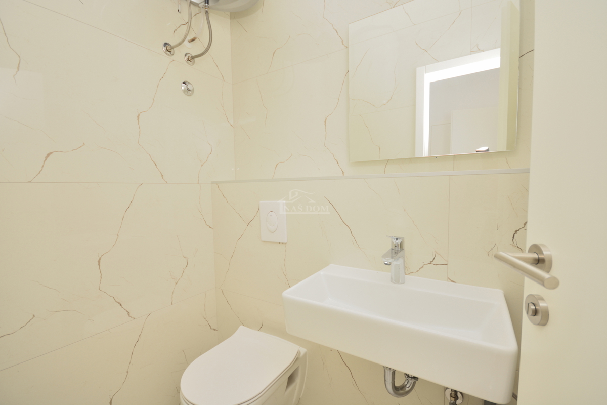 Srima - Poslovni prostor PP2, prvi vrsto ob morju