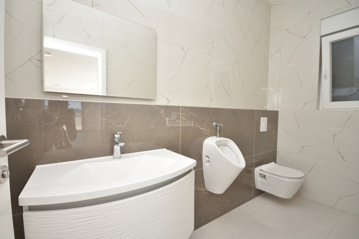 Srima - Poslovni prostor PP2, prvi vrsto ob morju