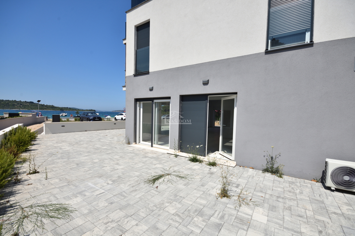 Srima - Poslovni prostor PP2, prvi vrsto ob morju