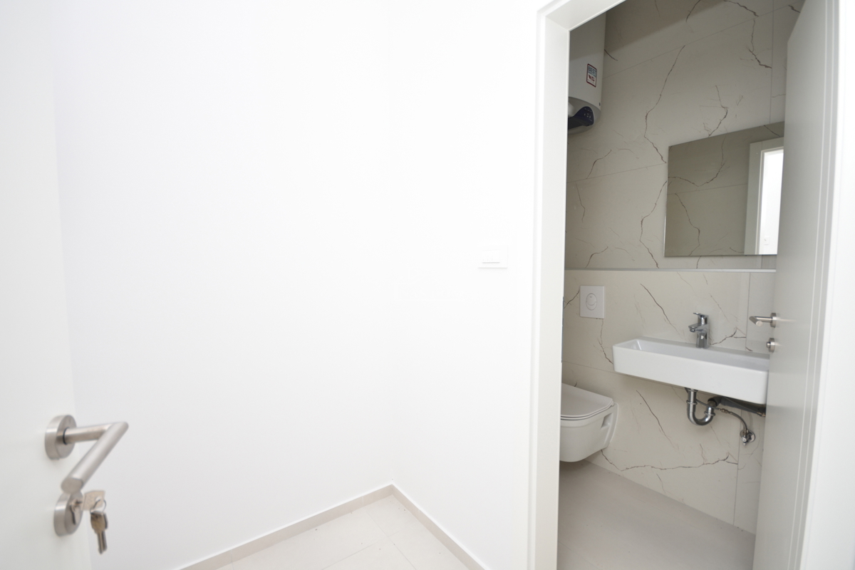 Srima - Poslovni prostor PP2, prvi vrsto ob morju