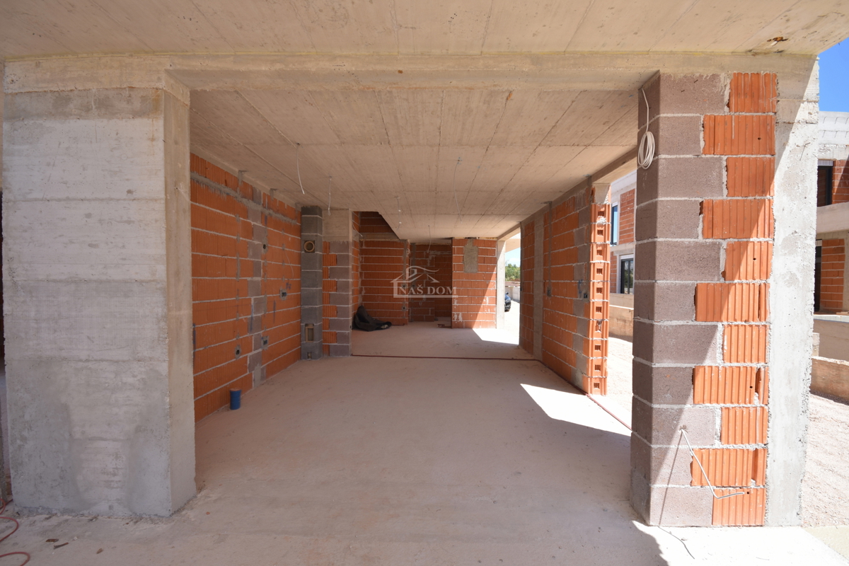 Vodice - Luksuzno dvonadstropno stanovanje S1 s bazenom in vrtom