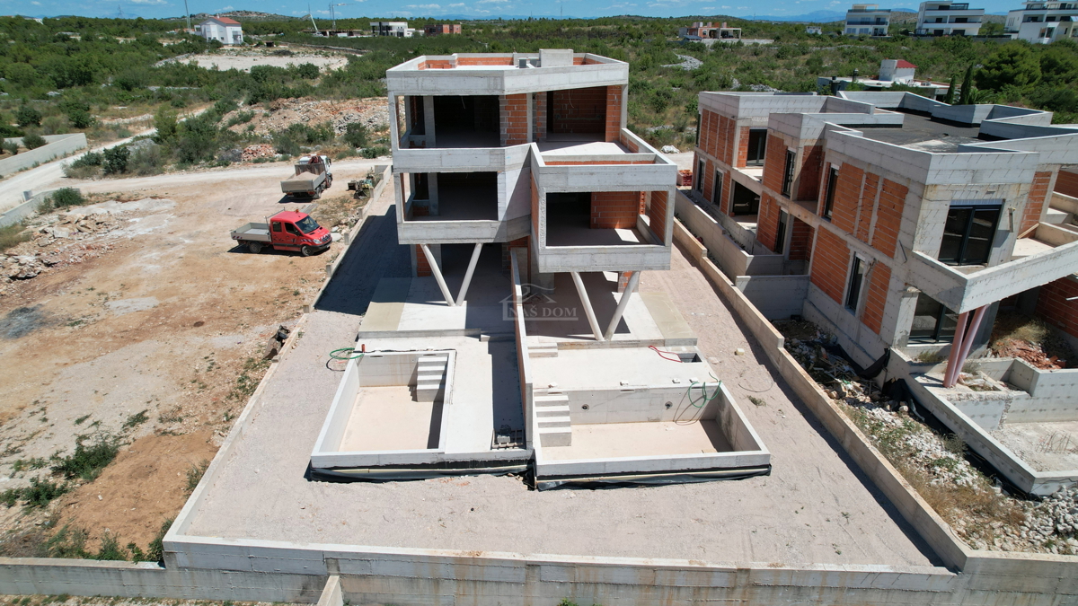 Vodice - Luksuzno dvonadstropno stanovanje S1 s bazenom in vrtom