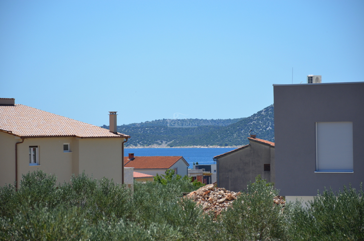 Vodice - Luksuzno dvonadstropno stanovanje S1 s bazenom in vrtom