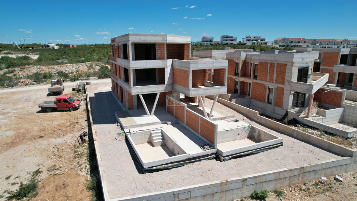 Vodice - Luksuzno dvonadstropno stanovanje S1 s bazenom in vrtom