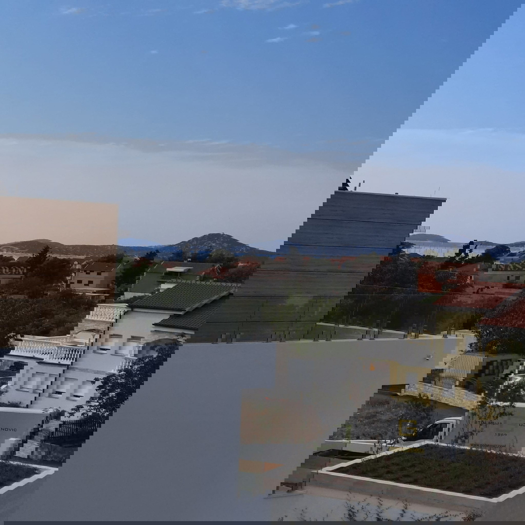 Vodice - Vrstna hiša s tremi bivalnimi enotami, mirna lega