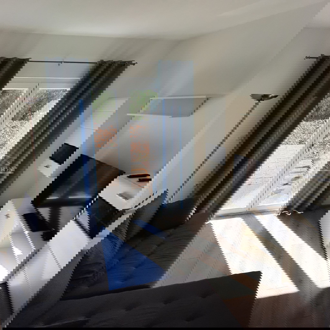 Vodice - Vrstna hiša s tremi bivalnimi enotami, mirna lega