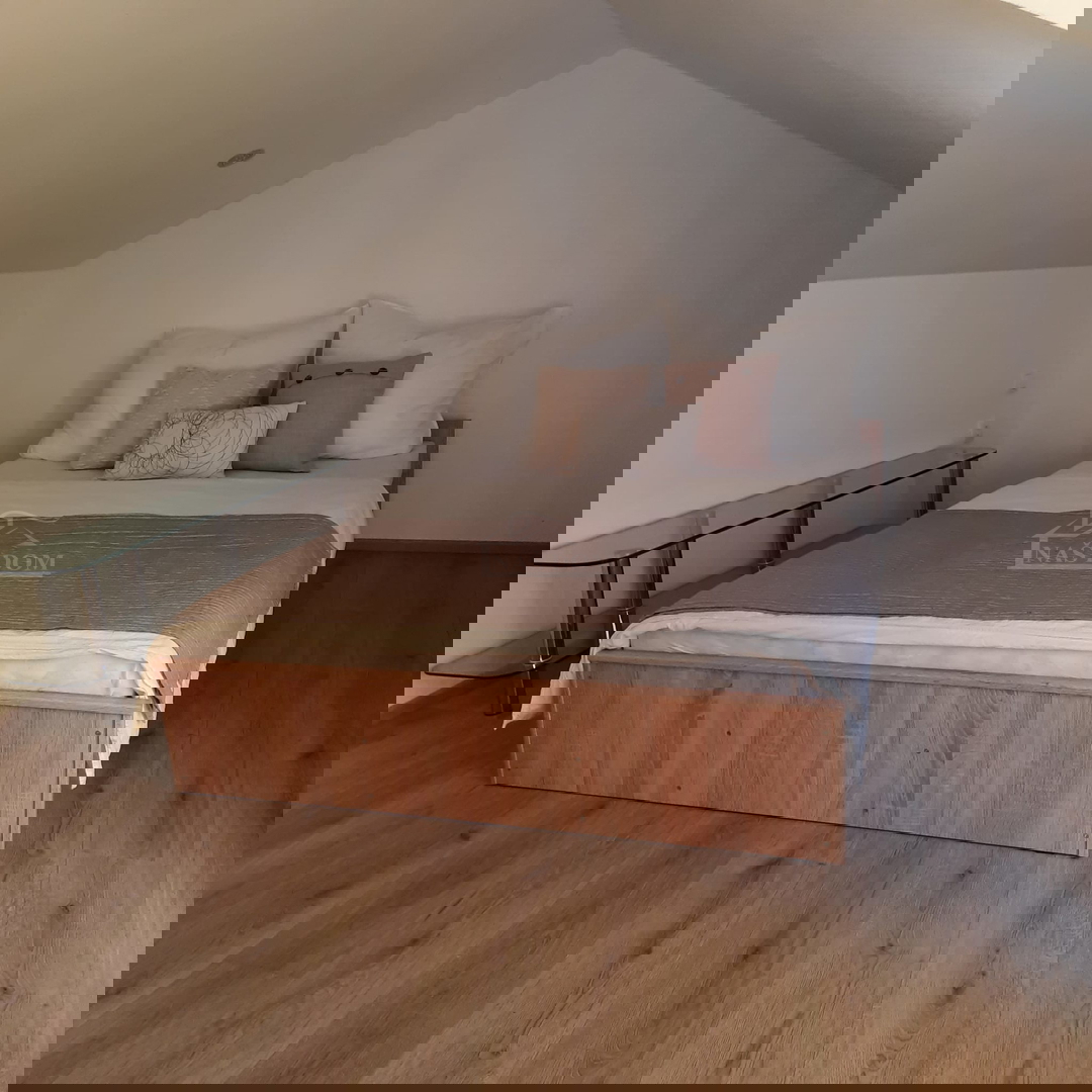 Vodice - Vrstna hiša s tremi bivalnimi enotami, mirna lega