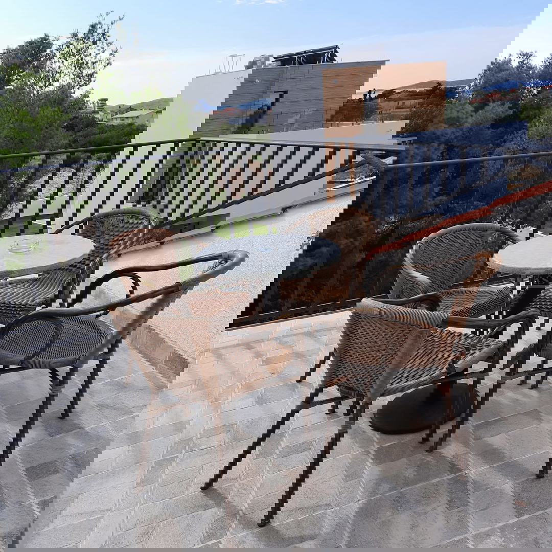 Vodice - Vrstna hiša s tremi bivalnimi enotami, mirna lega