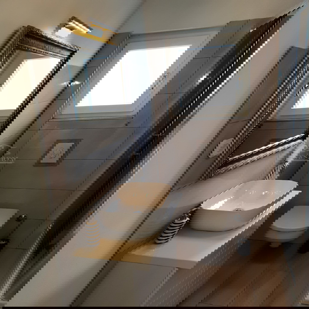 Vodice - Vrstna hiša s tremi bivalnimi enotami, mirna lega