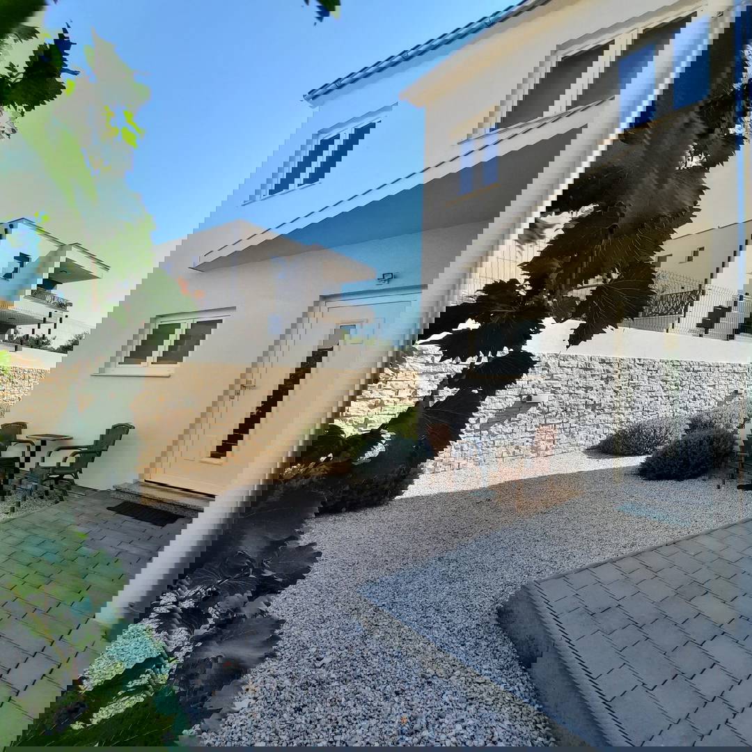 Vodice - Vrstna hiša s tremi bivalnimi enotami, mirna lega