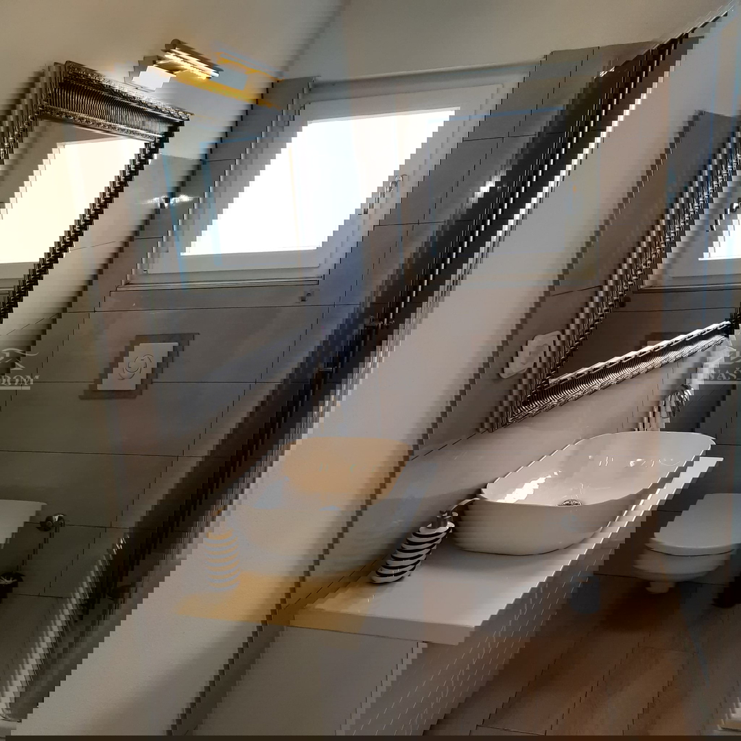 Vodice - Vrstna hiša s tremi bivalnimi enotami, mirna lega