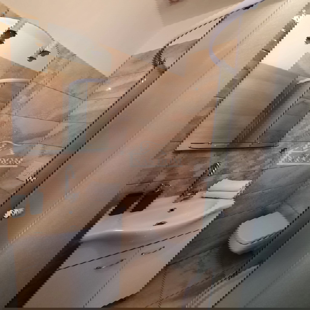 Vodice - Vrstna hiša s tremi bivalnimi enotami, mirna lega