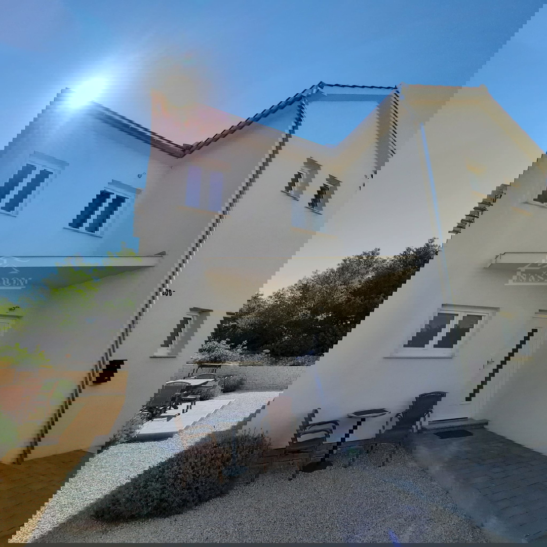 Vodice - Vrstna hiša s tremi bivalnimi enotami, mirna lega