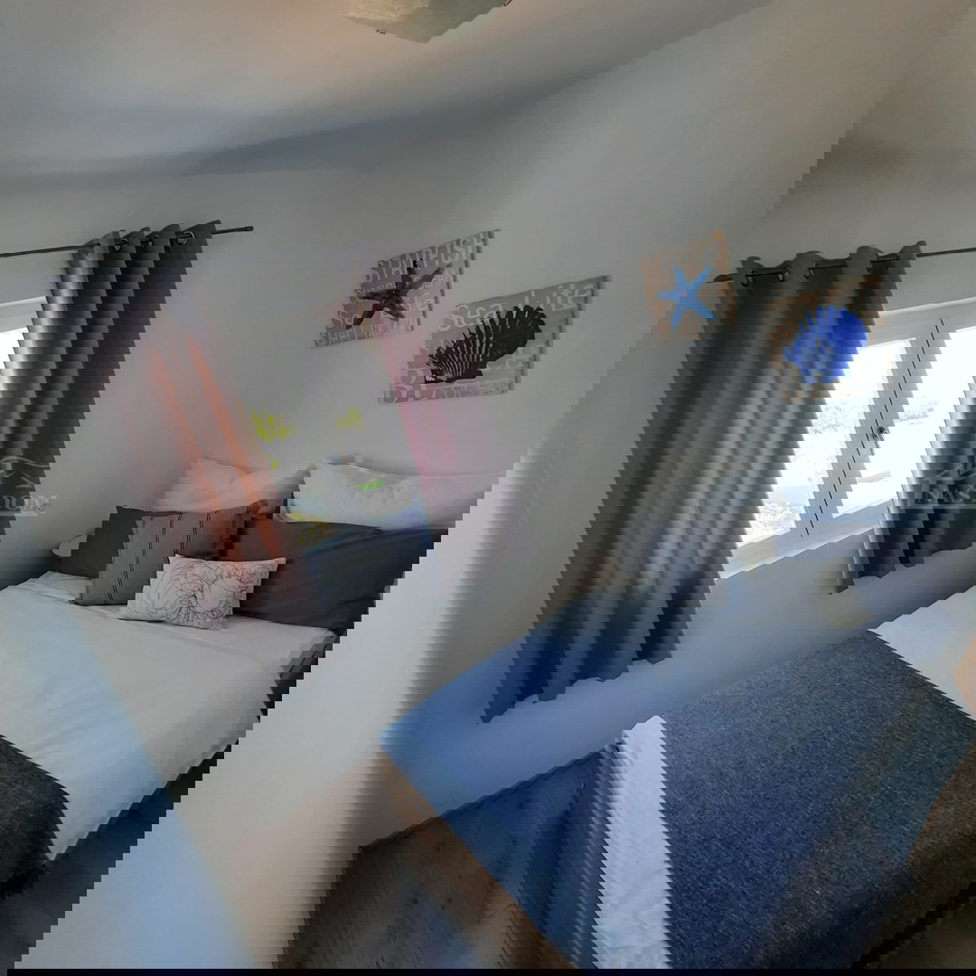 Vodice - Vrstna hiša s tremi bivalnimi enotami, mirna lega