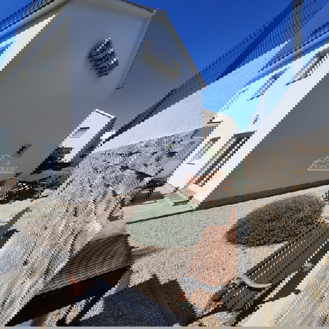 Vodice - Vrstna hiša s tremi bivalnimi enotami, mirna lega